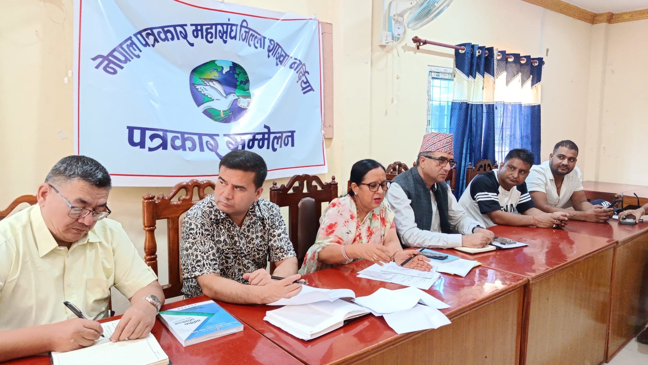 आयोगका पदाधिकारीसंग पत्रकार भेटघाट