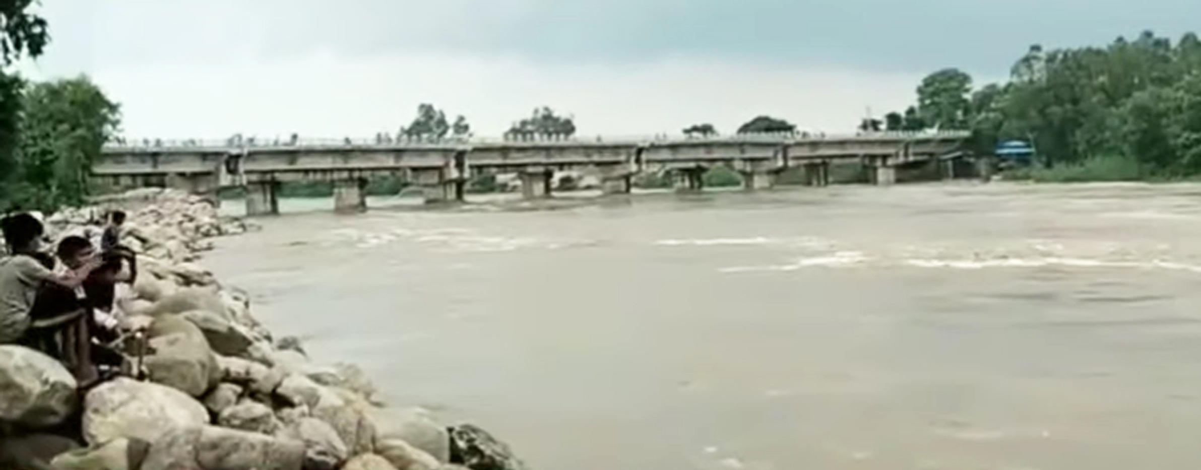 नदी तटीय क्षेत्रका बासिन्दा बर्खामा निदाउँन सक्दैनन्