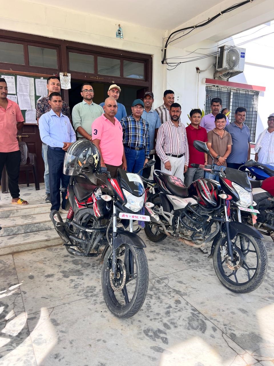 ठाकुरबाबाद्वारा प्रधानाध्यापकलाई मोटरसाइकल हस्तान्तरण