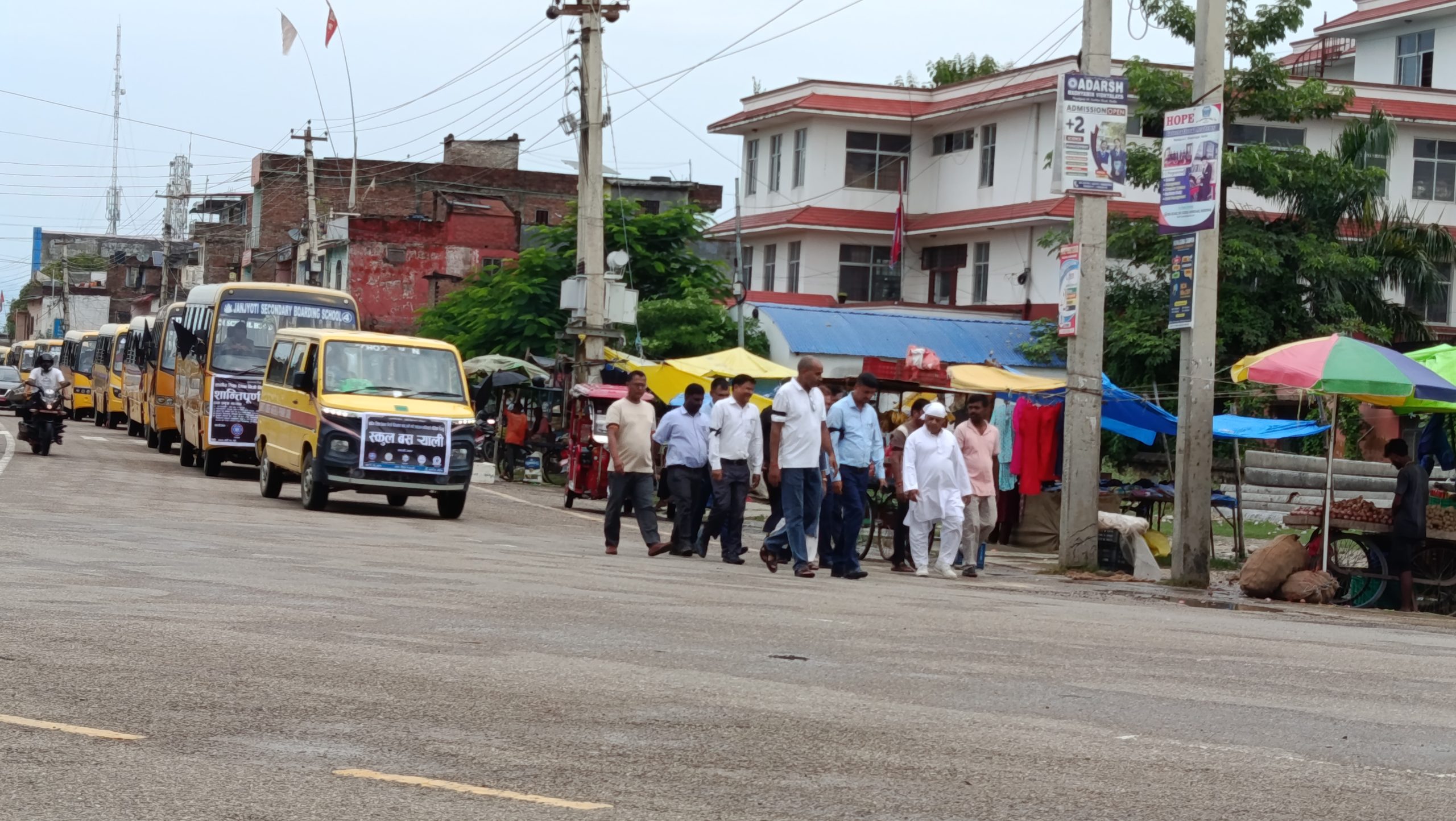निजी विद्यालयद्वारा गुलरियामा बस ¥याली