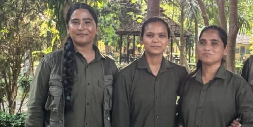 बर्दिया निकुञ्जमा पर्यटक डुलाउँदै तीन दिदी–बहिनी