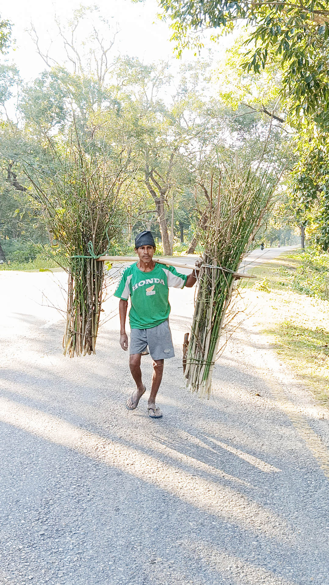 मधुवन नगरपालिका–३ खाताका ७१ वर्षिय गहनु थारु ।