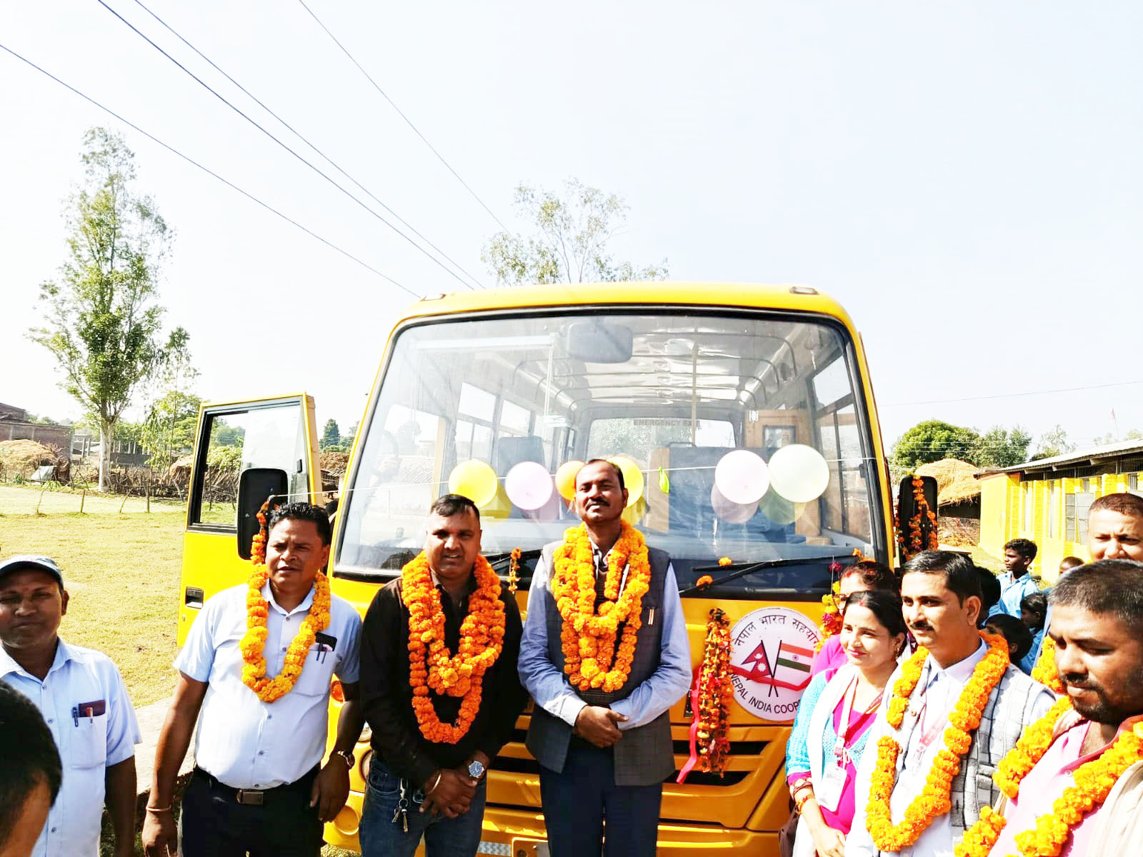 अध्यक्ष यादवको पहलमा विद्यालयलाई नयाँ बस