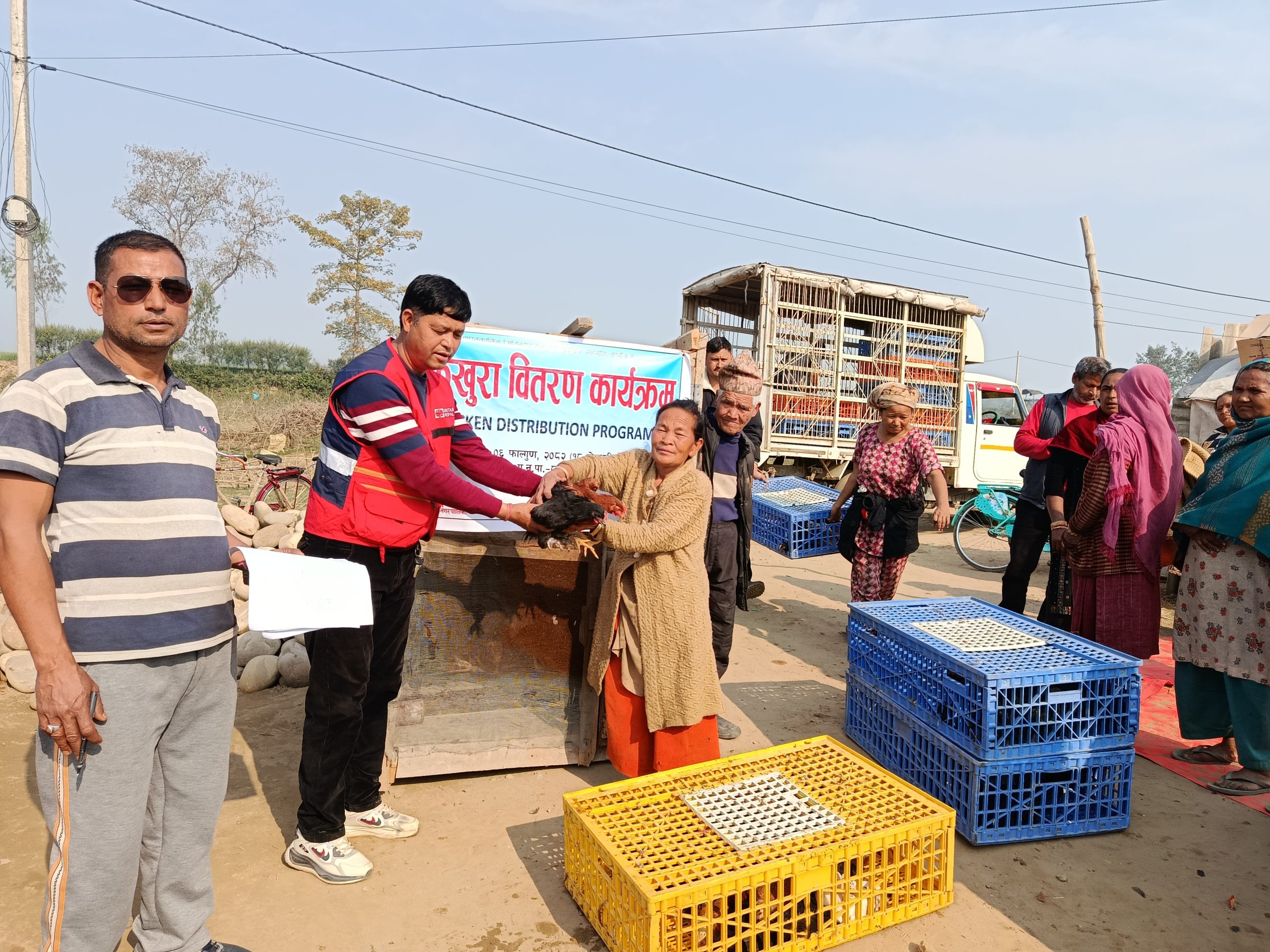 ३४ घर परिवारलाई कुखुरा वितरण